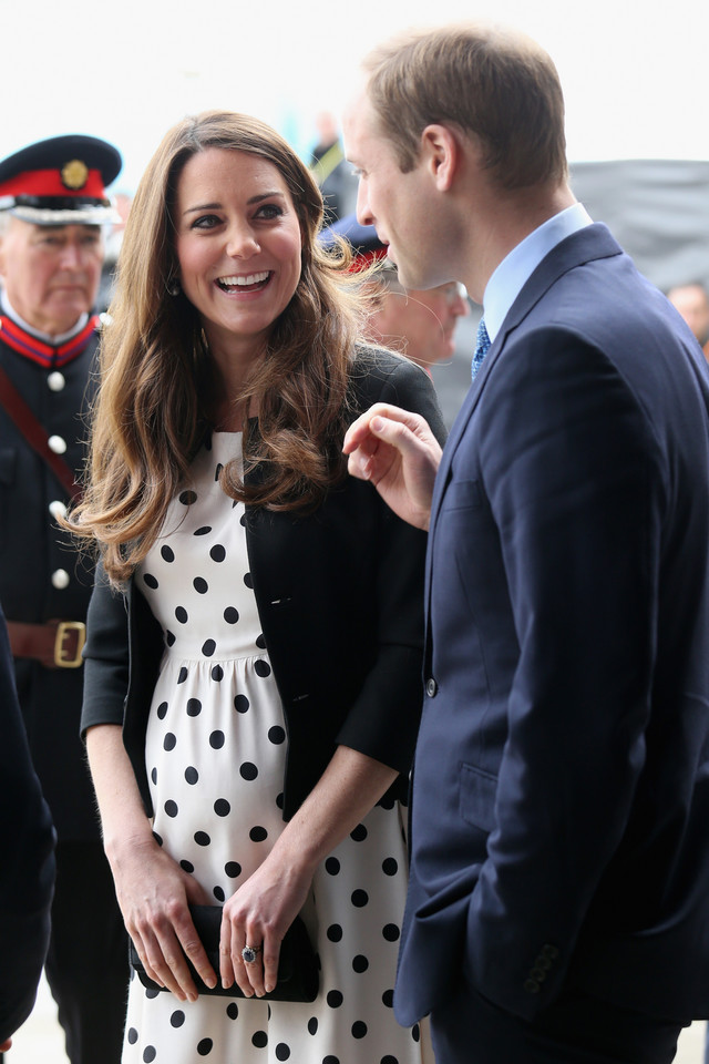 Kate Middleton w ciążowej białej sukience w czarne grochy