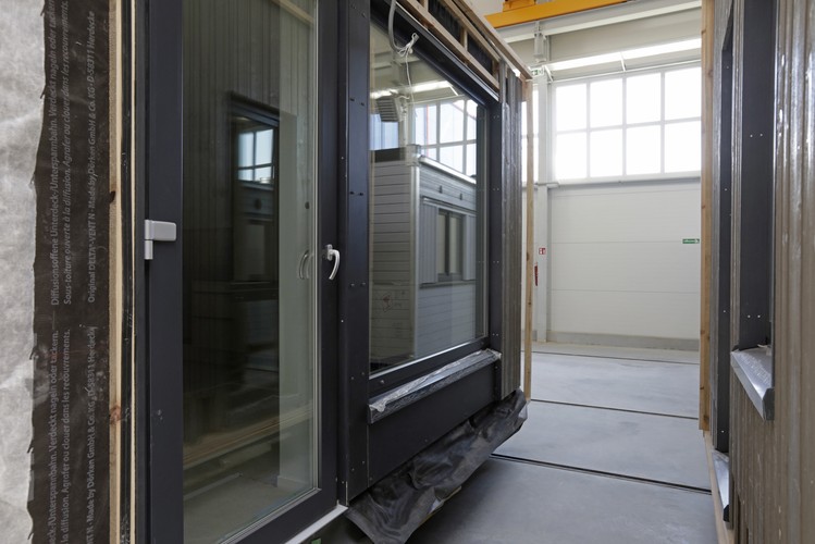 W Bielsku powstają w pełni wyposażone segmenty mieszkań złożone z kilku pomieszczeń. Gotowy do transportu moduł wyposażony jest praktycznie we wszystko co konieczne jest do zamieszkania.
fot. (nlat) PAP/Artur Reszko