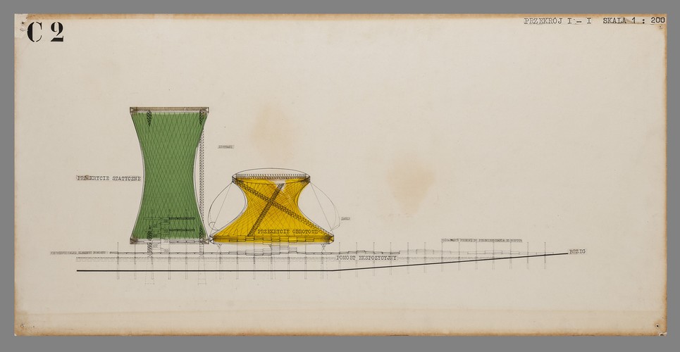 Hubert Koleśnik, Włodzimierz Karczmarczyk, Jerzy Łoziński, Krzysztof Moldzyński, Janusz Stępkowski, Igor Sawośko Projekt filii Muzeum Narodowego na Zalewie Zegrzyńskim, wersja C, 1971 kolaż, druk, tusz, flamaster, papier na sklejce, 49,5 × 100 cm,  Muzeum Narodowe w Warszawie