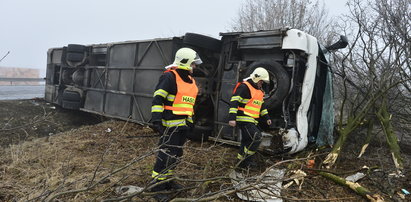 Wypadek szkolnego autobusu. Dziesiątki dzieci rannych