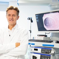 Hamis felvétel terjed dr. Schwab Richárdról - mesterséges intelligenciával hamisították a videót