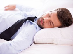 Może jednak kawa? Długie drzemki zwiększają ryzyko udaru