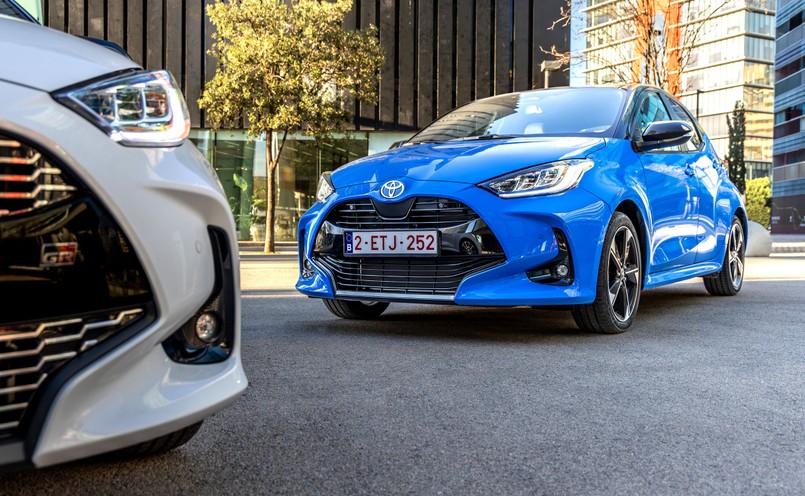 Toyota Yaris to najtańsza hybryda japońskiej marki. Ile kosztuje?