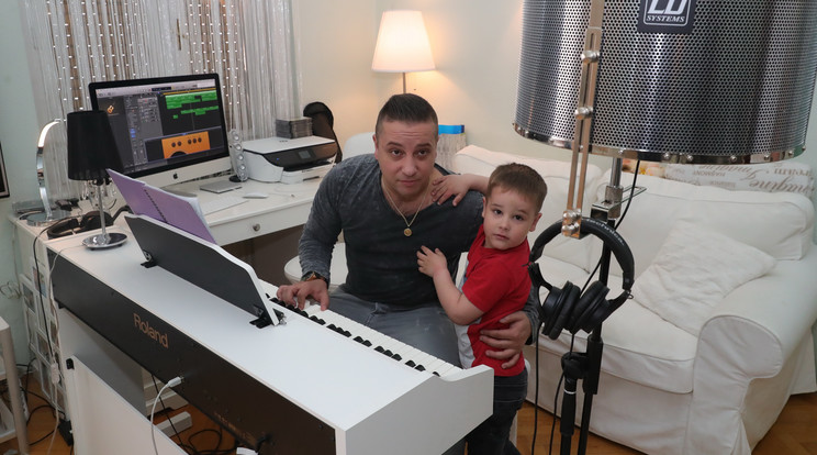 L. L. Junior stúdiójában minden felszerelés profi, a rapper gyakran idősebbik fiával, Lacikával is együtt zenél / Fotó: Grnák László