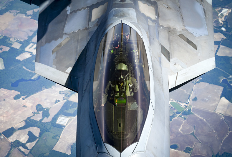 F-22 podczas podejścia do tankowania