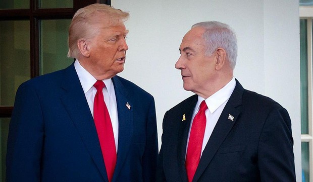 Donald Tramp pozdravlja izraelskog premijera Benjamina Netanjahua po dolasku u Belu kuću | Foto: Getty Images