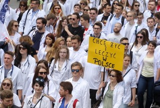 Manifestacja lekarzy-rezydentów. Chcą podwyżek i poprawy warunków pracy