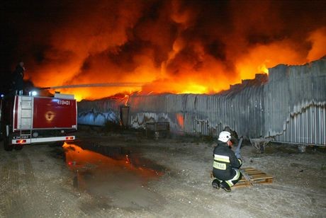 09.07.2007 Wilanow kolo Jedrzejowa (swietokrzyskie). Duzy pozar fabryki plastiku .Fot. Dariusz Gacek