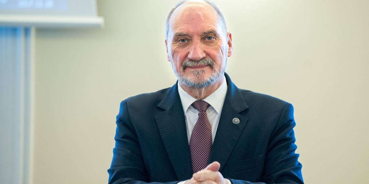 Macierewicz nie leci do USA? Jest odpowiedź MON