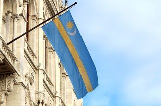 Flaga mniejszości na biurze europosła. ETPC: Mowa symboliczna podlega ochronie