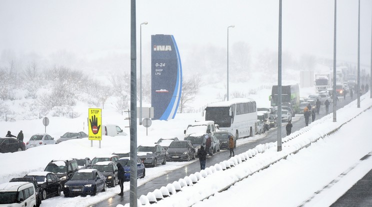 Hóban rekedt autósok sorakoznak a horvátországi Gospic közelében lévő autópályán / Fotó: MTI/AP