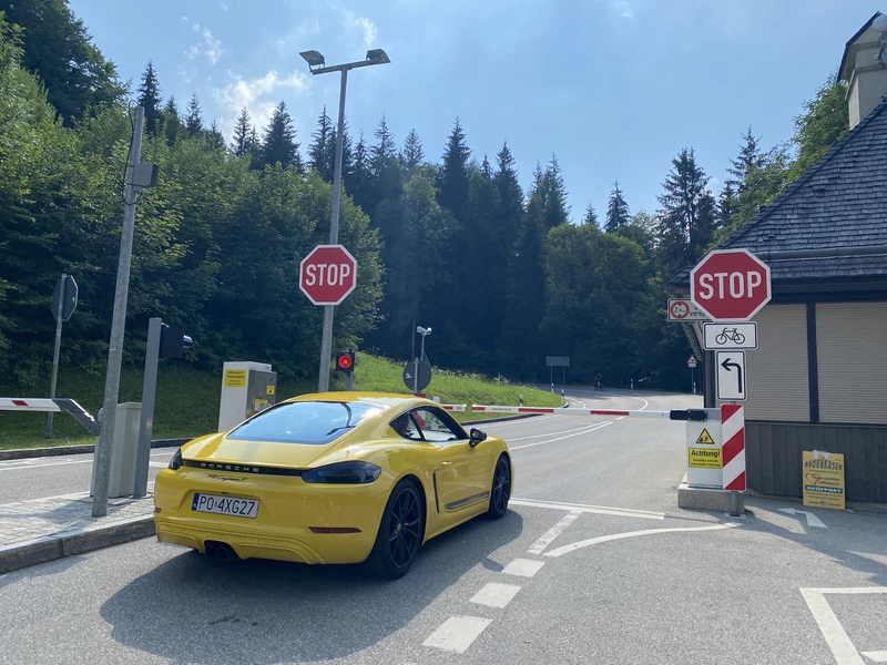 Porsche 718 Cayman T (982c, 2022 r.) – podróż w Alpy