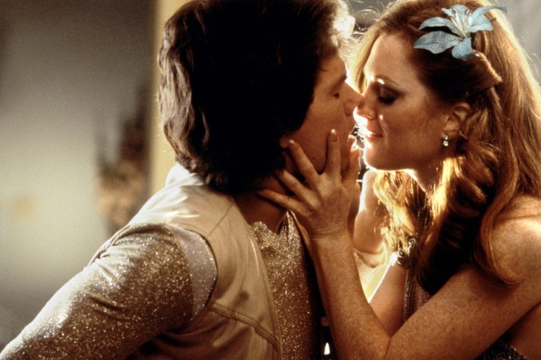 Julianne Moore i Mark Wahlberg w filmie "Boogie Nights"