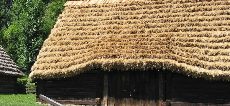 "Pozdrowienia z Warszawy" na zabytkowej stodole. Bezmyślny akt wandalizmu w chorzowskim skansenie