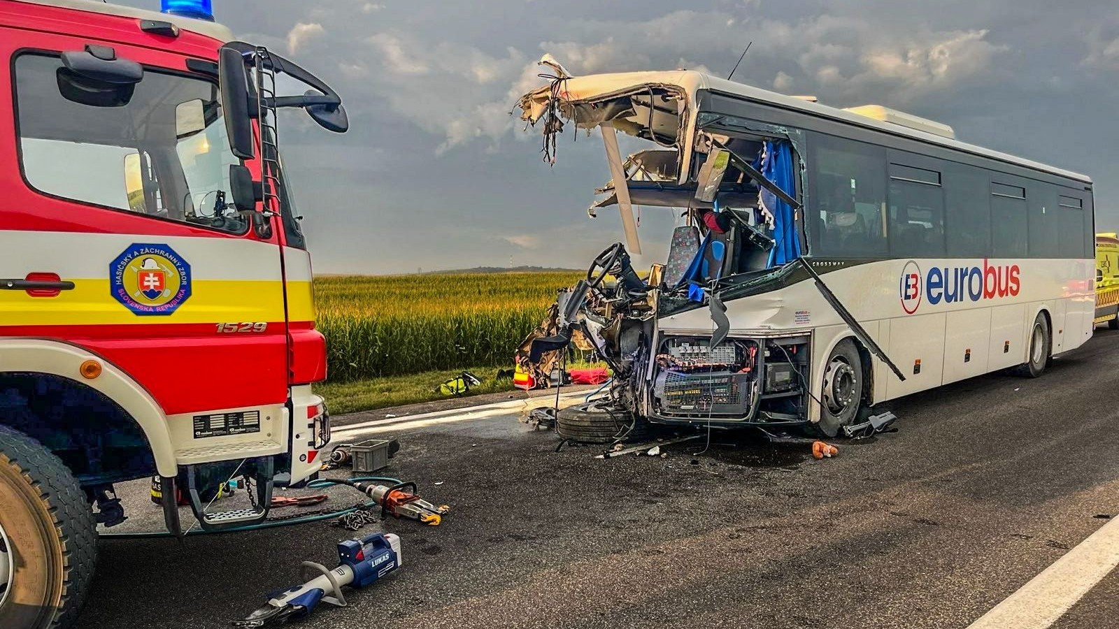 Pri Drienovci sa zrazili nákladné auto a autobus.