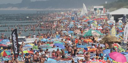 Królowie "parawaningu" pojawili się na plaży w Mielnie. Odgrodzili plażę na kilkanaście metrów. "Dobrze, że opłat nie pobierali"