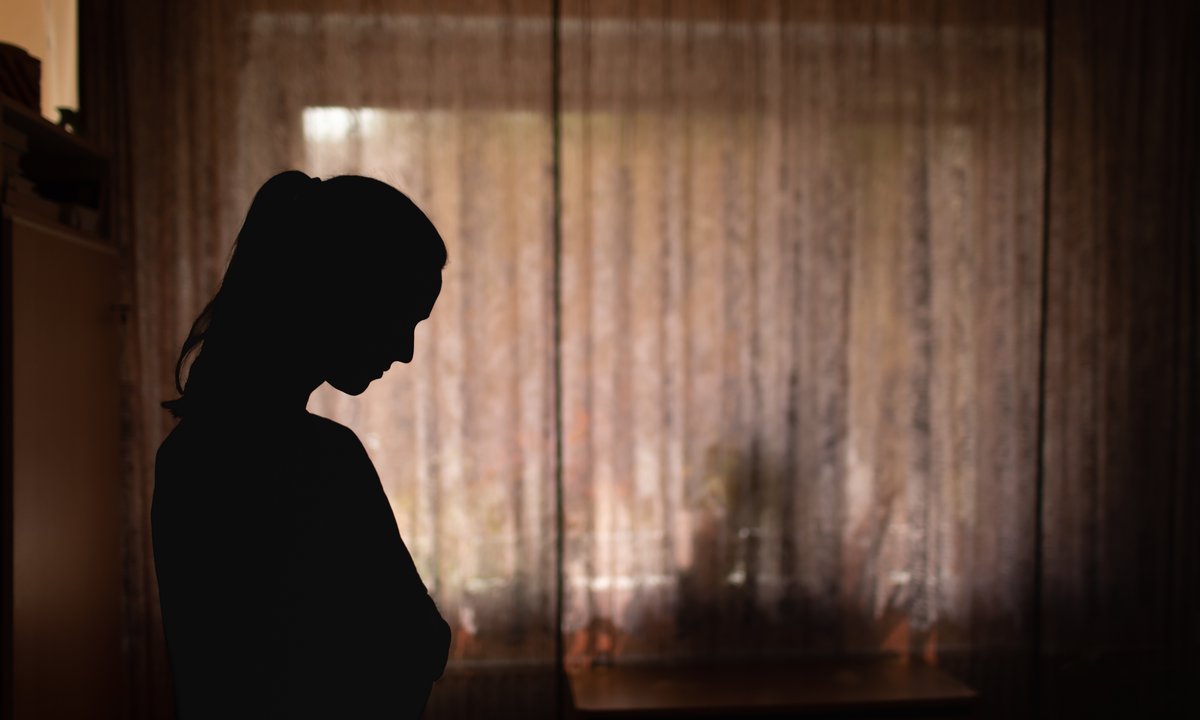 Zepchnął żonę z balkonu. Dramatyczne kulisy przemocy domowej we Włoszech