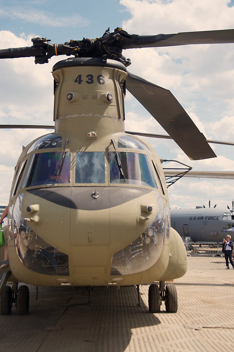 Pierwszy Chinook dla amerykańskiej armii wszedł do służby w sierpniu 1962 roku. Maszyna ważyła blisko 15 ton. 