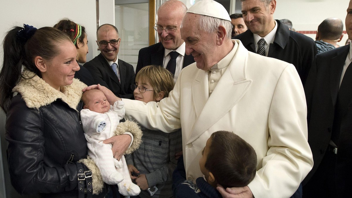 Papież Franciszek odwiedził dziś ośrodek pomocy dla bezdomnych i ubogich koło rzymskiego dworca Termini. W ośrodku, gdzie jest noclegownia, stołówka i przychodnia, papież dokonał symbolicznego gestu otwarcia Drzwi Świętych w związku z Rokiem Miłosierdzia.