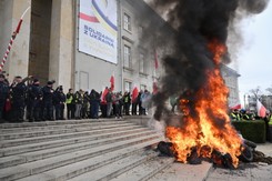 Płonęły opony, latały jajka. 'Rolnicy zaczęli się rozjeżdżać'