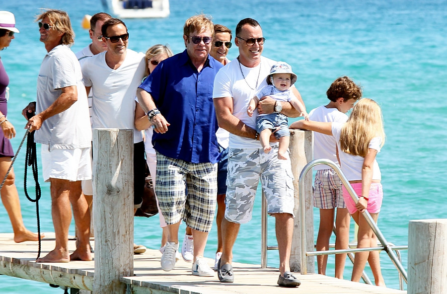 Elton John i David Furnish z dzieckiem na wakacjach w Saint Tropez