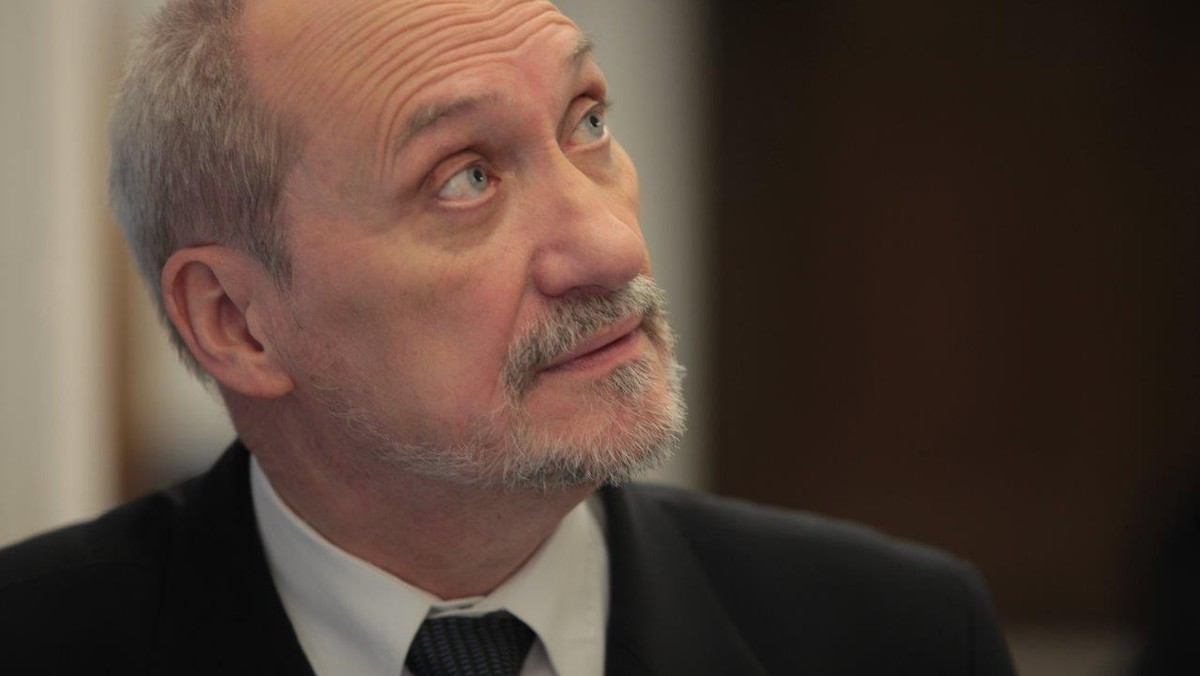 Poseł Antoni Macierewicz (PiS) potwierdził, że prof. Witold Kieżun był tajnym współpracownikiem Służby Bezpieczeństwa w czasach PRL. W środowisku publicystów i mediów konserwatywnych wybuchł spór w związku z przeszłością Kieżuna, ikony i bohatera powstania warszawskiego.