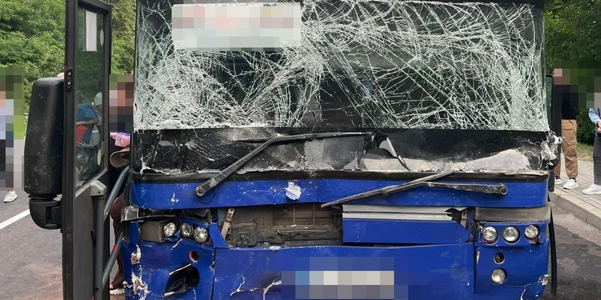 Zatyle. Autobus uderzył w osobówkę. Nie żyje dwóch mężczyzn.