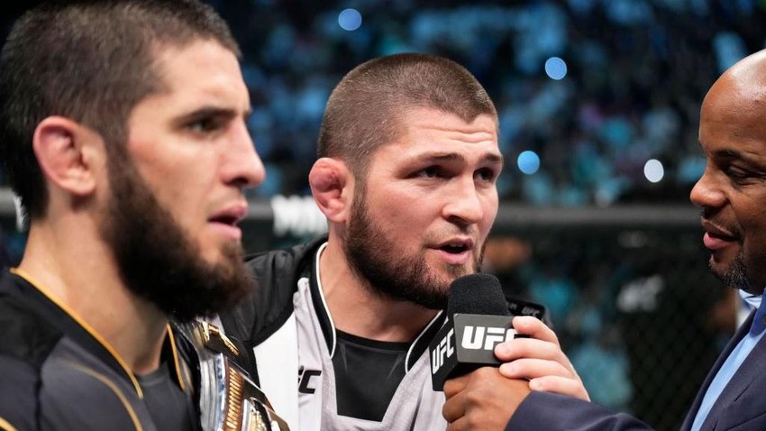 Habib Nurmagomedov (u sredini) bio je idol Islama Mahačeva (levo), njegov sparing partner, a sada mu je trener | Foto: Chris Unger/Zuffa LLC/Getty Images