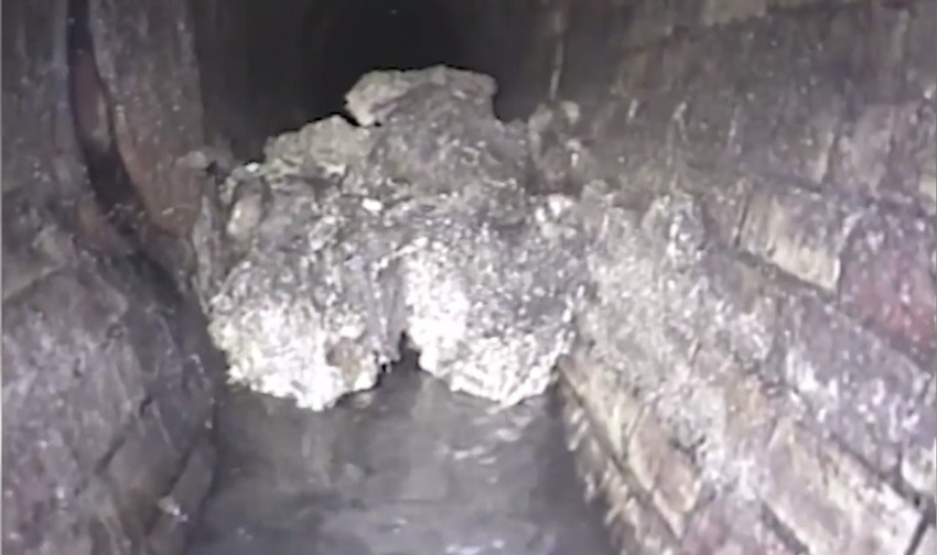 Začepljena kanalizacija ispod Vajtčepela