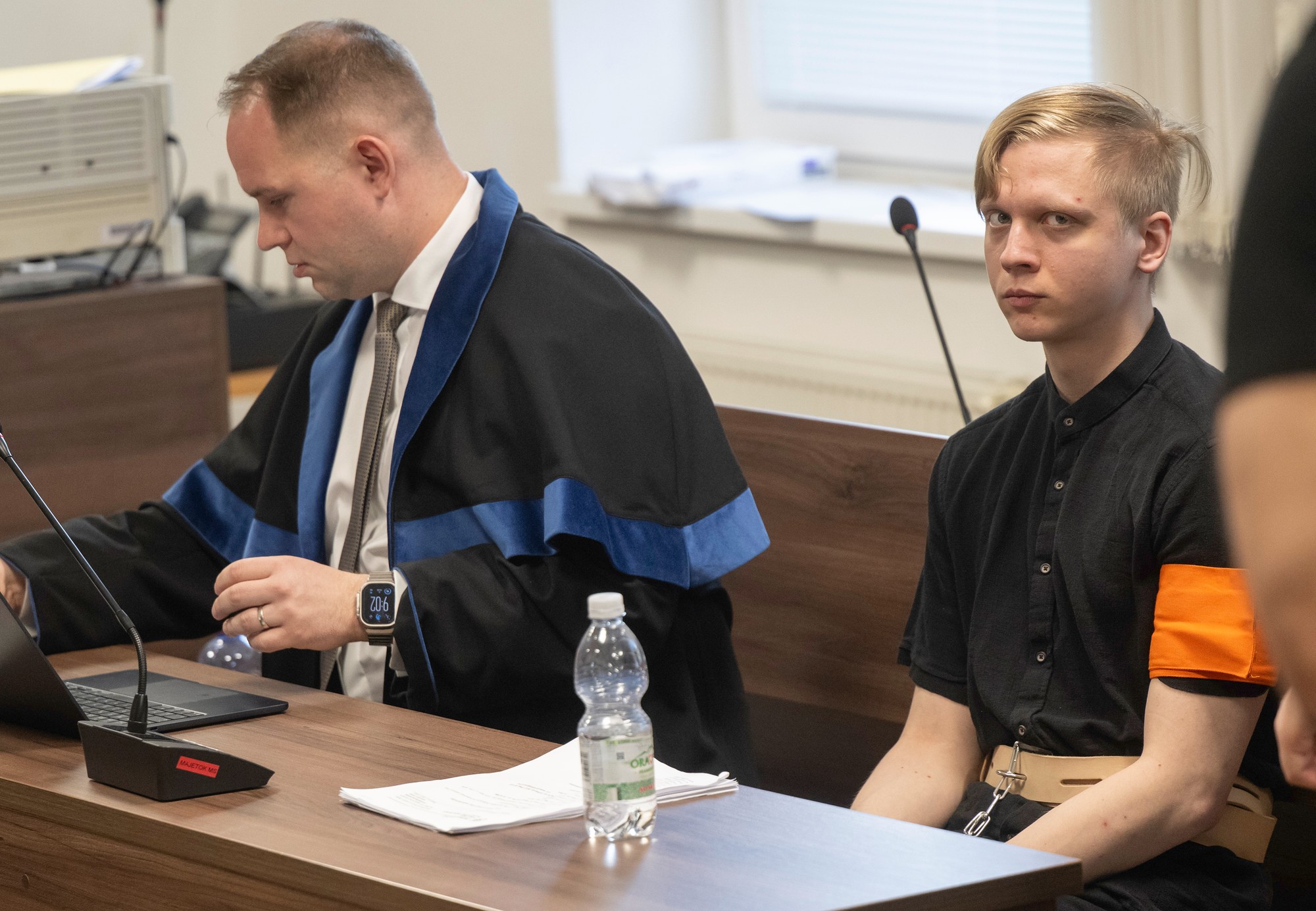 Obžalovaný Samuel v súdnej sieni počas pojednávania vo veci útoku nožom na gymnáziu v Spišskej Starej Vsi na Špecializovanom trestnom súde v Pezinku. 