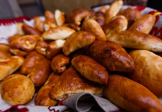 Drożdżówki z serem - przepis na smakowite bułeczki