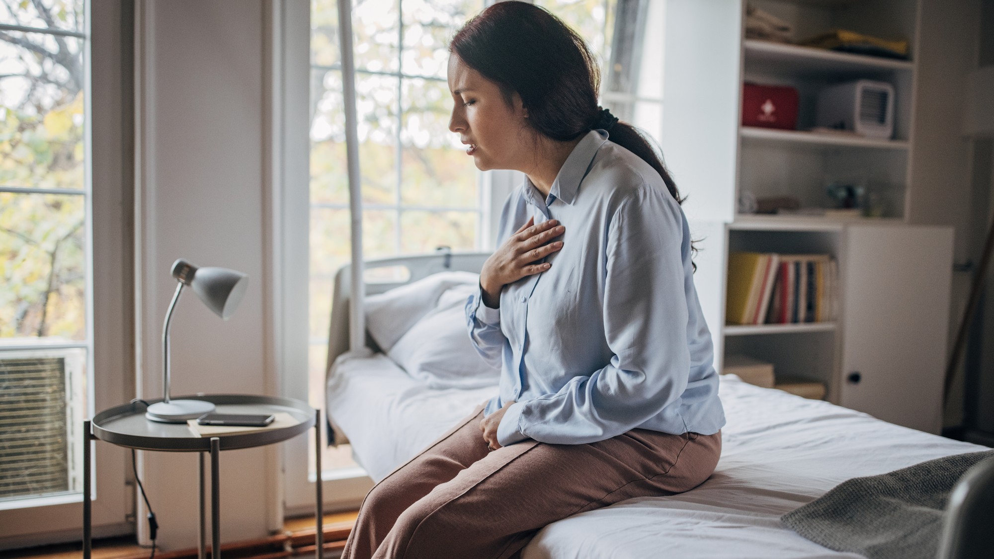 Medzi dva hlavné príznaky infarktu patrí dlhodobá bolesť na hrudníku a dýchavičnosť. (ilustračné foto)