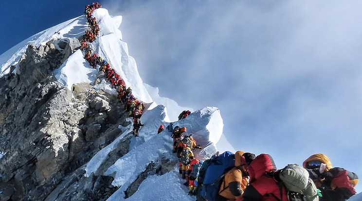 Ez a megdöbbentő kép a napokban készült a csúcs felé vezető úton, egymást érik a hegymászók /Fotó: AFP