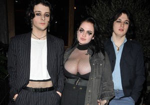 Šarlot Frojd sa prijateljima