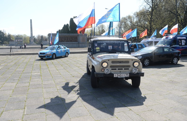 Uczestnicy rosyjskiego rajdu samochodowego 'Drogami Chwały'