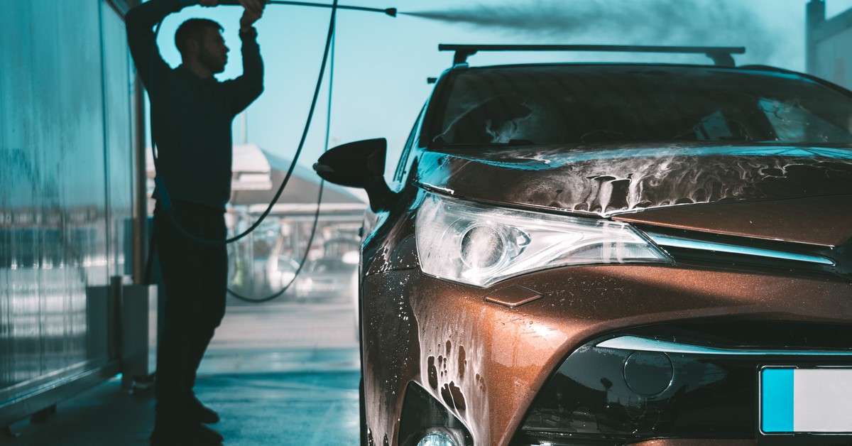 Mieszkańcy narzekają na hałaśliwe myjnie. Według MKiŚ gminy mogą reagować