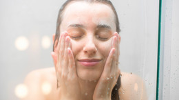 Czy można myć twarz pod prysznicem? Oto co mówią eksperci