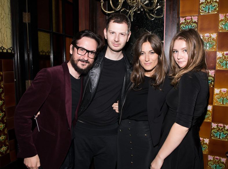 Anna Delvey (pierwsza z prawej) wraz z przyjaciółmi podczas pierwszego Tumblr Fashion Honor w 2014 r.