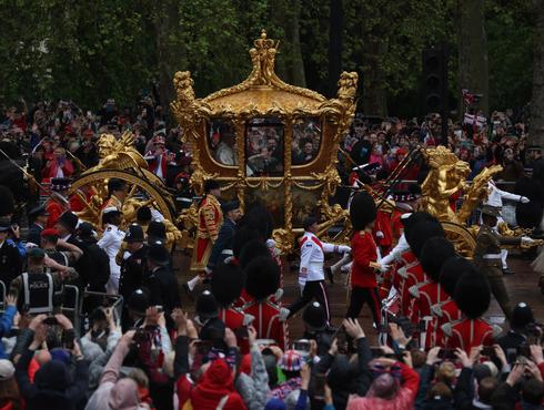 Kareta, którą podróżują z opactwa Westminster do pałacu Buckingham król Karol III i królowa Kamila (fot. PAP/EPA) 