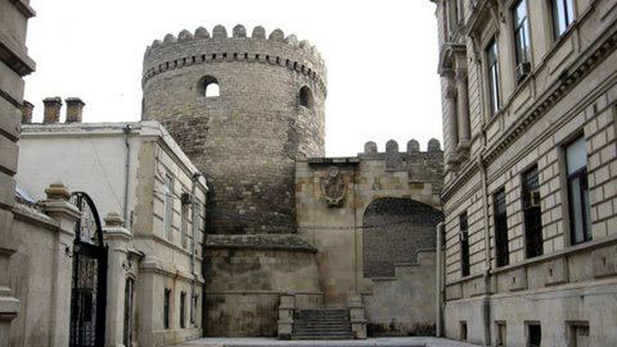 Icheri Sheher to historyczne serce Baku, które ostatnimi czasy jest mocno chore w przeciwieństwie do "architekta" zmieniającego jego wizerunek. Jego działania to jawny zamach na historię miasta.