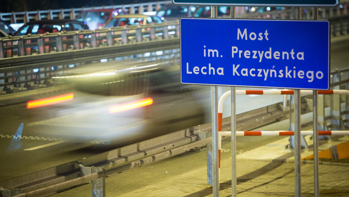 Szczecińscy radni zdecydowali dzisiaj nazwać jeden z miejskich skwerów imieniem Lecha Kaczyńskiego. Uchwałę o nadaniu imienia zmarłego w katastrofie smoleńskiej prezydenta poparło 20 radnych, dziewięciu wstrzymało się od głosu, nikt nie był przeciw.