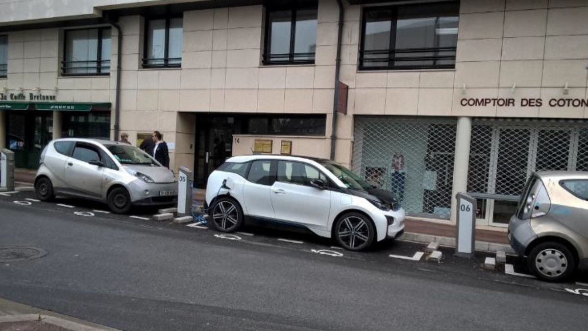 Zakończono dialog techniczny poprzedzający przetarg na uruchomienie i zarządzanie miejską wypożyczalnią pojazdów elektrycznych. Postępowanie ma zostać ogłoszone w najbliższych dniach. Wrocław może być pierwszym miastem w Polsce, który zaoferuje usługę car-sharingu na wzór francuskiego systemu Autolib.