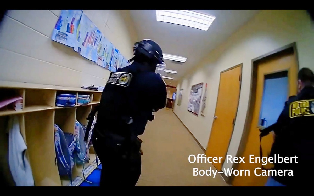 Zdjęcia z policyjnej kamery z interwencji w podstawówce w Nashville