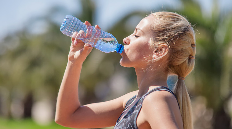 Ahhoz, hogy
megszabaduljunk a vizesedéstől, elegendő folyadékot kell fogyasztanunk, testünk ugyanis a
vízhiányra raktározással válaszol /Fotó: Shutterstock