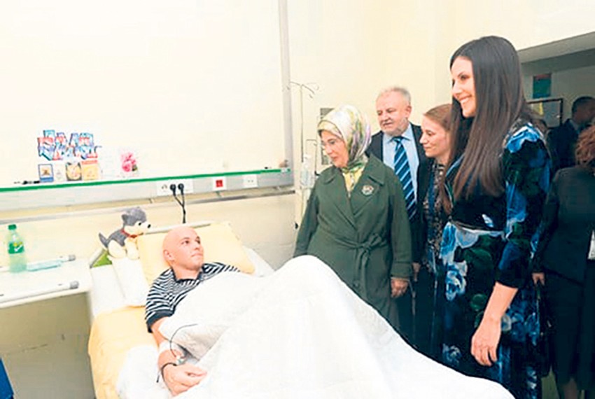 Emina Erdogan direktoru Instituta uručila je ključeve ambulantnih kola, a bolesnoj devojčici kojoj je rođendan poklonila je tablet i sat