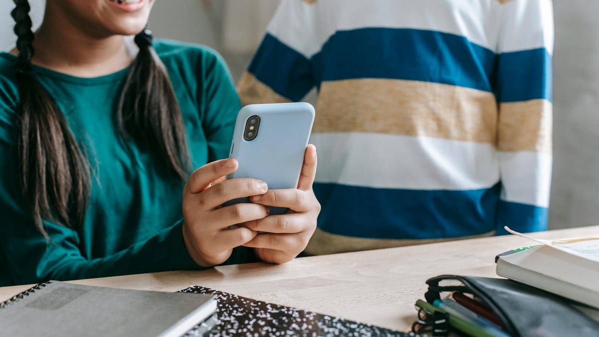 Kitilthatják a mobiltelefonokat a magyar iskolákból: a törvényjavaslatot már holnap elfogadhatják