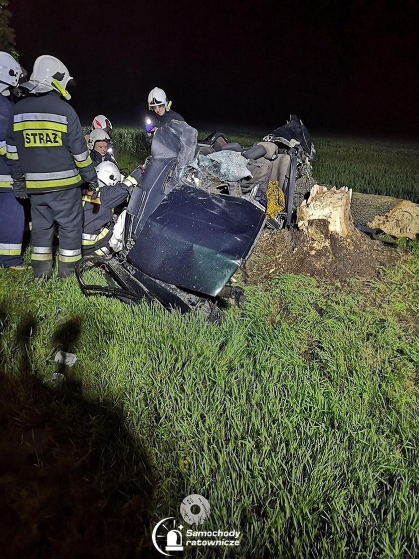 Tragiczny wypadek na krajowej 63! Zmasakrowany samochód. Nie żyją 2 osoby !