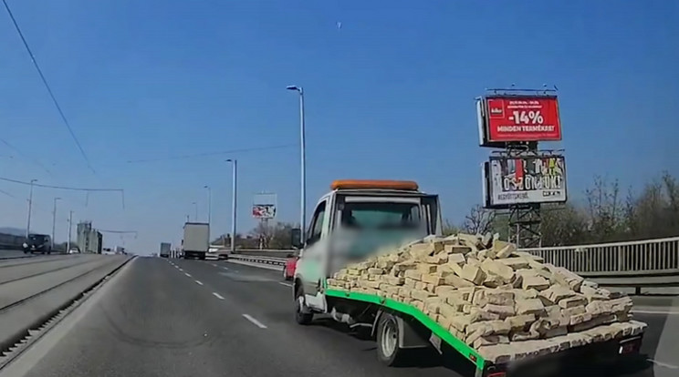 A szerencsén múlt, hogy fenn maradt a tréleren a tégla