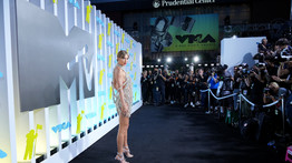 Ezek voltak az MTV VMA-díjátadó legmenőbb ruhakölteményei – Taylor Swift lett az est sztárja – fotók