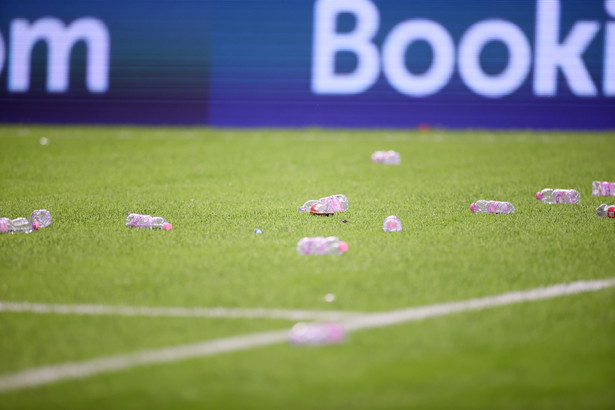 Plastikowe butelki rzucone na boisko przez albańskich kibiców podczas meczu eliminacyjnego mistrzostw świata z Polską